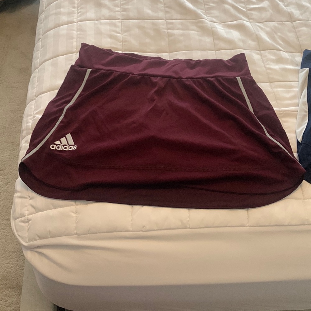 Maroon adidas golf/tennis skirt